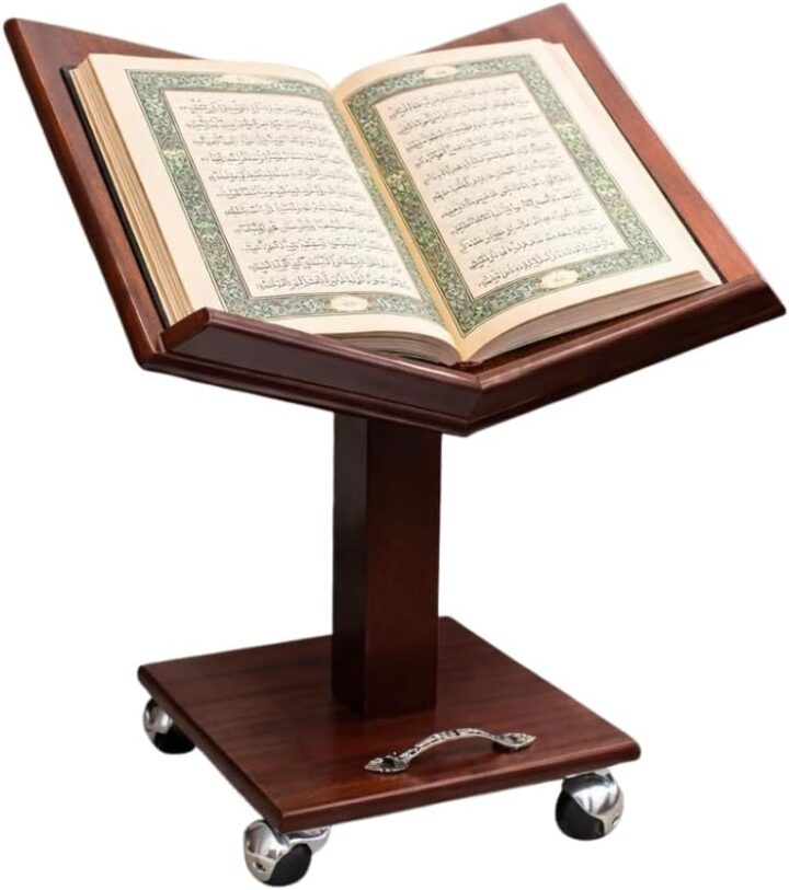 حامل مصحف خشبي مع عجلات مناسب لجميع أحجام المصاحف ثباتًا ممتازًا وزاوية قراءة مريحة