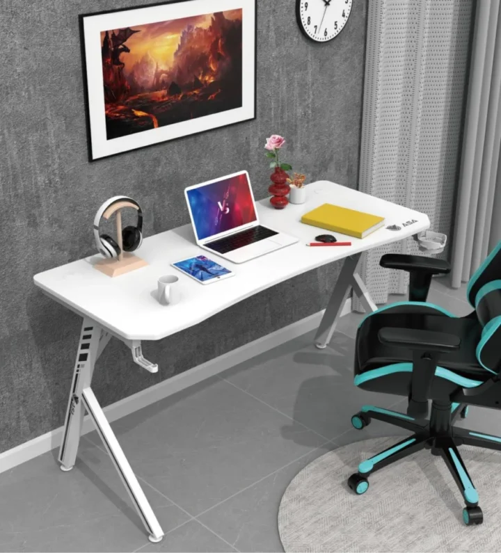طاوله قيمنق مع ماوس باد بتصميم احترافي مخصص للألعاب يمنحك حرية الحركة وترتيب جميع ملحقاتك.
